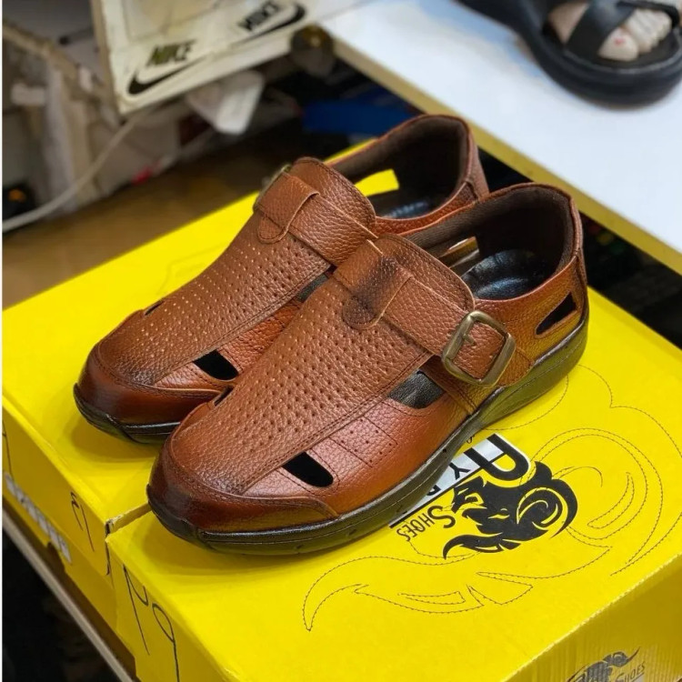 صندل چرم مردانه مدل کمربندی رنگ عسلی رویه چرم طبیعی درجه یک زیره پیو سبک